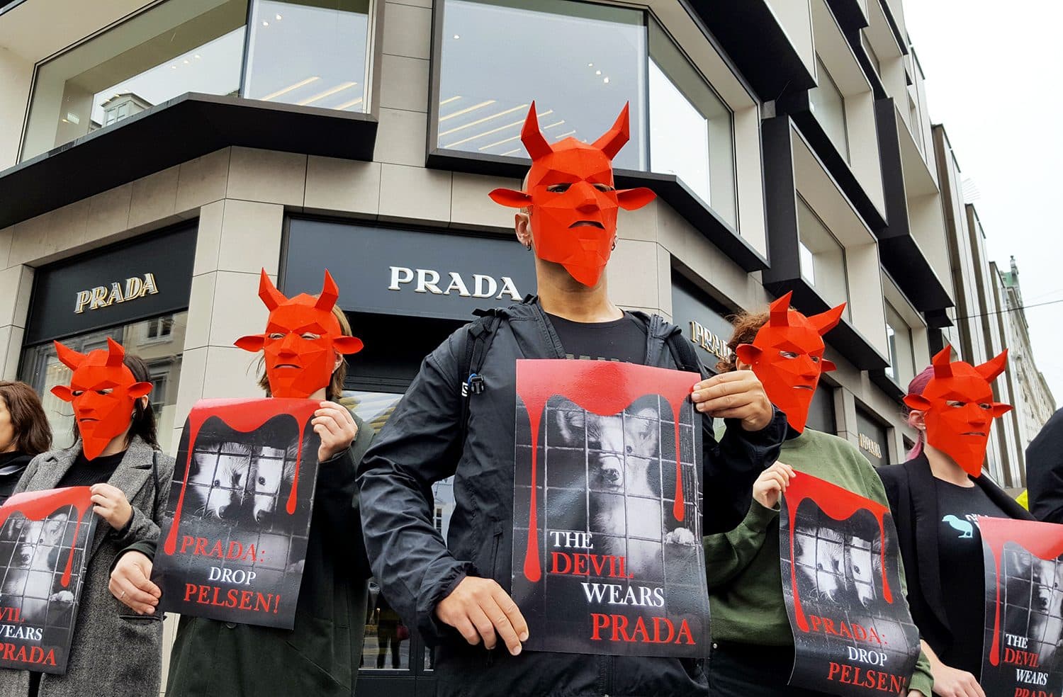 Anima protesterer foran Prada